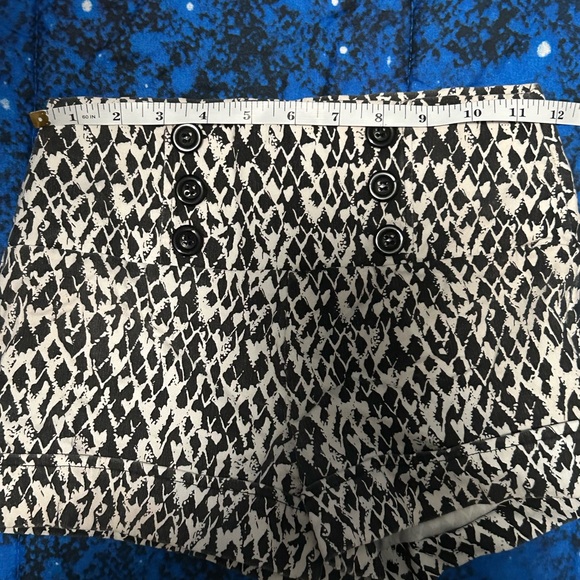 Chic High-Rise Black and White Short Shorts - Picture 6 of 8